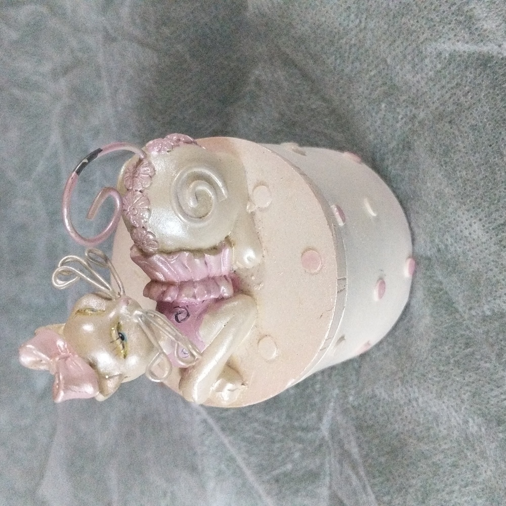 Ceramic cat trinket box